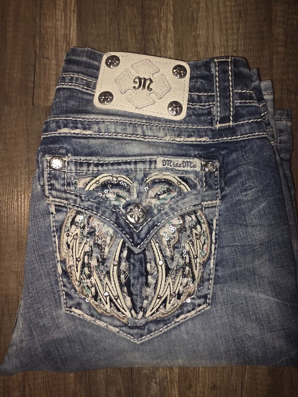 Miss Me Angel Wings Mid-Rise Easy Crop Denim Capris – Size 26